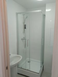 Проведена установка водонагревателя: подключены трубы, закреплено оборудование, проверена герметичность соединений, настроена система подачи воды, обеспечена безопасность эксплуатации.