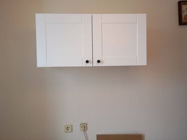 Установлен шкаф с зеркальными дверцами, закреплён на стене, выровнен по уровню, проверена надёжность креплений, обеспечена безопасность использования, завершён монтаж.