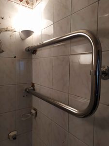 Установлен новый водяной полотенцесушитель, закреплённый на стене. Подключены трубы к системе водоснабжения, обеспечена герметичность соединений. Проверена работоспособность устройства.