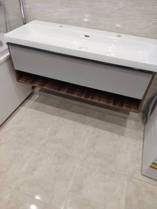 Установлена новая раковина, подключены водопроводные и сливные трубы, герметично закреплены соединения, проверена работоспособность системы, обеспечена устойчивость конструкции.