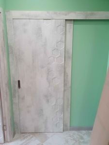 Установлена раздвижная конструкция с одной панелью, закреплены направляющие, обеспечена плавная работа механизма, выполнена отделка проема, проверена надежность креплений.