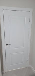Установлена белая дверь с ручкой и петлями. Проведены работы по монтажу коробки, навешиванию створки, регулировке фурнитуры, обеспечено плотное прилегание, аккуратная отделка проема.