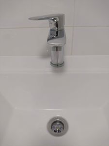 Установлен новый кухонный кран, подключены водопроводные шланги, проверена герметичность соединений, устранены протечки, обеспечена стабильная подача воды, обновлен внешний вид мойки.