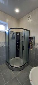 Удалена старая сантехника, освобождена площадь для установки новой душевой кабины. Проведены работы по демонтажу и подготовке коммуникаций, очищено пространство.