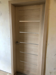 Установлены дополнительные элементы на дверной проем, обеспечивая завершенный вид и улучшая эстетику. Работа выполнена аккуратно, все детали подогнаны точно, поверхность гладкая.