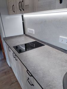 Дверца холодильника установлена на противоположную сторону, обновлены крепления, отрегулированы петли, проверена герметичность уплотнителя, обеспечена плавность закрытия.