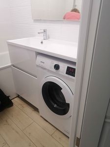 Устройство подключено к водопроводу и канализации, установлено под раковину, проверена работа, выровнено по уровню, подключено к электросети, протестировано на отсутствие протечек.