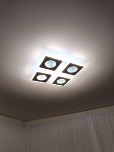 Установлен новый плафон на потолочный светильник, обеспечивающий равномерное освещение. Обновленный элемент гармонично вписался в интерьер, добавив современный акцент в дизайн комнаты.