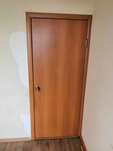 Установка межкомнатной одностворчатой двери Демонтаж деревянной входной/межкомнатной двери с сохранением Распил наличника