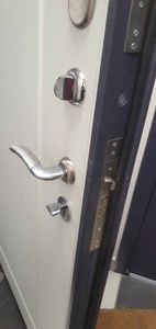 Выполнена установка нового запорного механизма на калитку. Проведены работы по сверлению отверстий, закреплению корпуса и проверке функциональности. Обеспечена надежная фиксация.