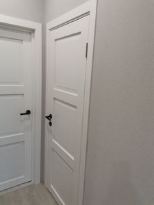 Установлен замок в деревянную дверь: выполнено сверление, подготовка отверстий, монтаж механизма, закрепление ручек, проверка работы. Дверь закрывается плавно, без заеданий.