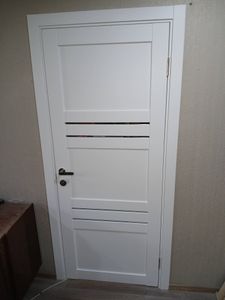 Установлена новая створка, закреплены петли, врезана ручка, отрегулированы замки, смонтирован наличник, проведена проверка плавности хода, устранены зазоры, завершена отделка.
