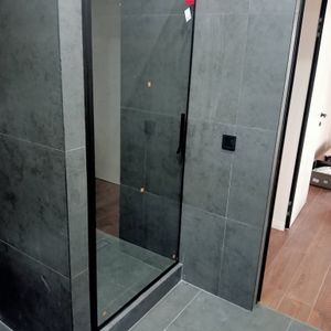 Установлена стеклянная перегородка в ванной комнате. Закреплены петли, ручка и уплотнители. Проверена герметичность и плавность открывания. Завершена отделка стыков и швов.