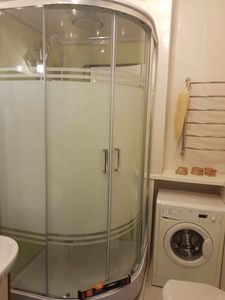 Установлена современная душевая конструкция с функцией гидромассажа. Выполнено подключение к водопроводу и электросети, герметизация швов, проверка всех систем на исправность.