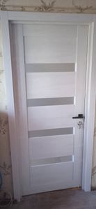 Установлен новый замок в дверь, выполнены все необходимые вырезы, отверстия для ручки и защелки. Замок надежно закреплён, обеспечивая плавное закрытие и открытие двери.