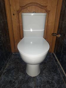 Установлен новый бачок, заменены крепления, подключены коммуникации, проверена герметичность. Обновленная конструкция функционирует исправно, обеспечивая надежную работу сантехники.