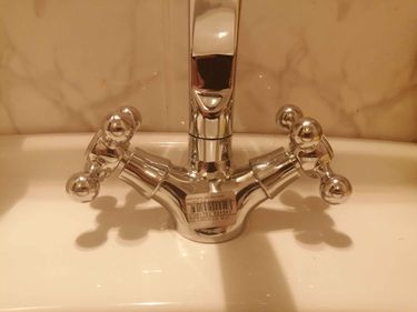 Заменен неисправный смеситель в труднодоступном месте. Установлено новое оборудование, проверена герметичность соединений, устранены протечки, восстановлена функциональность водопровода.