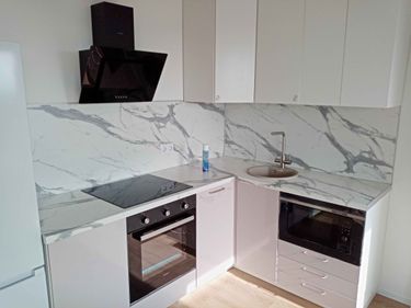 Установлено устройство в кухонный шкаф, подключено к электросети, проверена работоспособность, обеспечена надежная фиксация, проведена настройка, протестированы функции, завершена интеграция.