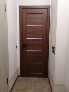 Установлен новый замок в деревянную дверь. Выполнены вырезка отверстия, монтаж механизма, закрепление ручки. Все элементы функционируют исправно, обеспечивая надежное закрытие.