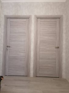 Изготовлено отверстие в полотне, закреплен механизм, установлена ручка, проверена работоспособность. Дверь закрывается плавно, без заеданий. Все детали подогнаны точно, аккуратно.