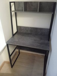 Установлен металлический каркас для поддержки кабельного лотка. Закреплены элементы на стене, обеспечивая надежность конструкции. Все детали тщательно выровнены и зафиксированы.