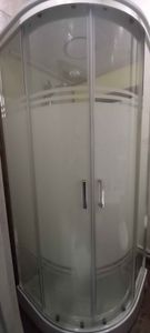 Установлена душевая конструкция с низким основанием, закреплены стеклянные панели, смонтированы дверцы и подключены водопроводные коммуникации. Проверена герметичность всех соединений.