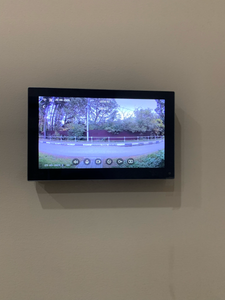 На стене закреплен экран видеодомофона, подключены все необходимые кабели, проверена работоспособность системы, настроено изображение для четкой передачи видео с камеры.