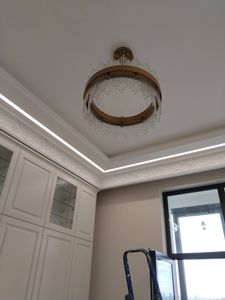 Установлено осветительное устройство на потолке, подключены провода, проверена работоспособность, обеспечена надежная фиксация, соблюдены меры безопасности, завершен монтаж.