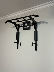 Закреплен спортивный снаряд на стене, обеспечена надежная фиксация, проверена устойчивость конструкции, выполнено выравнивание, использованы крепежные элементы для безопасности.