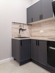 Под раковиной закреплено устройство для измельчения отходов, подключено к водопроводу и электросети, проверена работоспособность, обеспечена герметичность соединений, выполнена настройка.