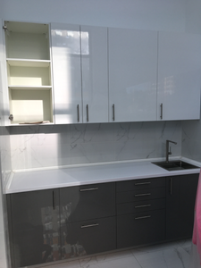 Установлены шкафы, закреплены фасады, смонтирована столешница, врезана мойка, подключен смеситель. Завершена сборка и установка кухонного гарнитура с отделкой и фурнитурой.