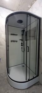 Установлена современная душевая конструкция с функцией гидромассажа. Закреплены стеклянные панели, подключены водные коммуникации, смонтированы полки и дверцы. Завершено подключение всех систем.