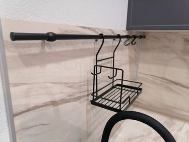 Подключен прибор для переработки остатков пищи, выполнен монтаж под раковиной, обеспечено соединение с водопроводом и электрической сетью, проверена работоспособность устройства.