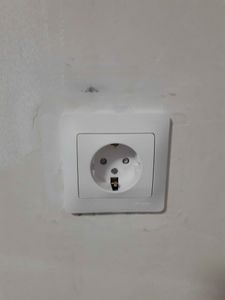 Установка розетки (на готовые коммуникации)