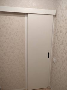 Установлен замок на раздвижную дверь, выполнены все необходимые работы по подготовке и монтажу. Обеспечена надежная фиксация и плавное функционирование механизма.