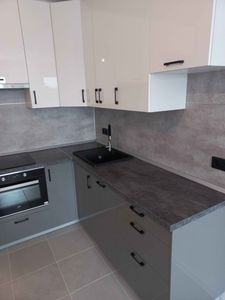 Готовые панели аккуратно подогнаны под размеры, установлены на шкафы. Поверхности гладкие, углы ровные, ручки закреплены. Обновленный вид завершен, гармонично вписывается в интерьер.