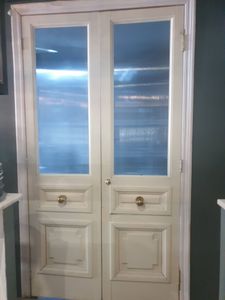 Изображение демонстрирует завершённый процесс: заменены уплотнители, отрегулированы механизмы, устранены протечки, обновлена фурнитура, проверена герметичность, восстановлена функциональность.