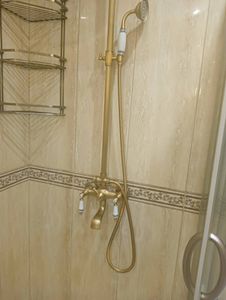 Установлено оборудование для душа, включая крепление и подключение к водопроводу. Завершен монтаж смесителя и душевой лейки, обеспечена герметичность соединений.