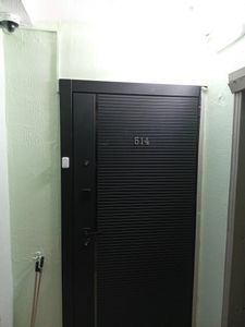 Отделка откосов входной двери (оштукатуривание или установка панелей)