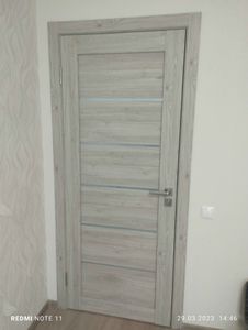 Установлен новый замок в дверь, выполнены точные вырезы, закреплена ручка, проверена плавность закрывания, устранены зазоры, обеспечена надежная фиксация, сохранен эстетичный вид.