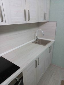 Установлены шкафы, закреплены фасады, смонтирована столешница, подключена мойка, врезана варочная панель, установлены ручки, выполнена подгонка всех элементов.