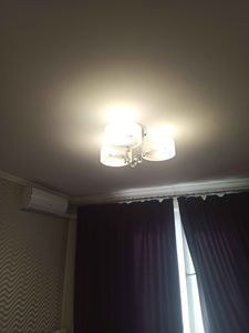 Установлено новое осветительное устройство на потолке, подключено к электросети, проверена работоспособность. Завершено оформление интерьера, обеспечено равномерное освещение помещения.