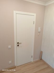 Изготовлено отверстие в полотне, установлена фурнитура, закреплены ручки, проверена функциональность механизма, произведена регулировка, обеспечена плавность закрытия.