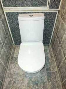 Установлен новый сливной бачок, заменены уплотнители, отрегулирована арматура, устранены протечки, обновлены крепления, проверена герметичность соединений, проведена чистка поверхности.