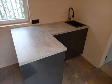 Под раковиной установлен и подключен прибор для измельчения пищевых остатков. Выполнено подключение к водопроводу и электричеству, проверена работоспособность устройства.