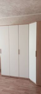 Собран шкаф: установлены двери, прикреплены ручки, закреплены боковые панели, выровнены стыки, проверена устойчивость, обеспечена функциональность, завершена сборка, проверена надежность.