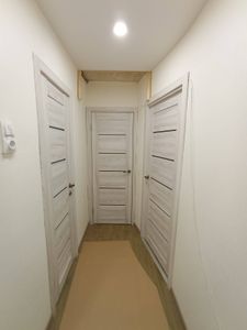 Установлена новая створка в проем, закреплены петли, врезан замок, отрегулирована фурнитура, выполнена отделка откосов, обеспечена плавная работа, проверена герметичность и звукоизоляция.