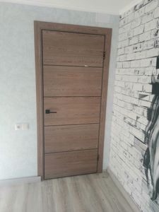 Установлен замок в деревянную дверь, выполнено аккуратное сверление, монтаж фурнитуры, проверка работоспособности механизма, завершена отделка, обеспечена надежная фиксация.