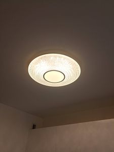 Закреплен светильник на потолке, подключены провода, установлены люминесцентные лампы, проверена работа, обеспечено равномерное освещение.