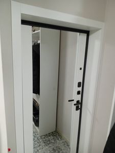 Отделка откосов входной двери (оштукатуривание или установка панелей)